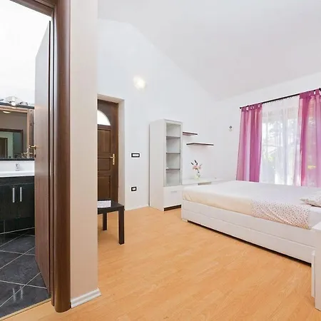 بيت للعطل House Dolly
